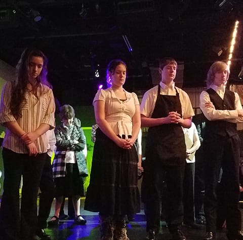 teenagers praying