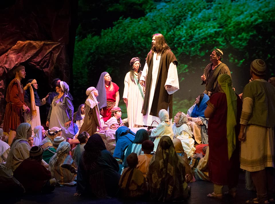 people listening to Jesus